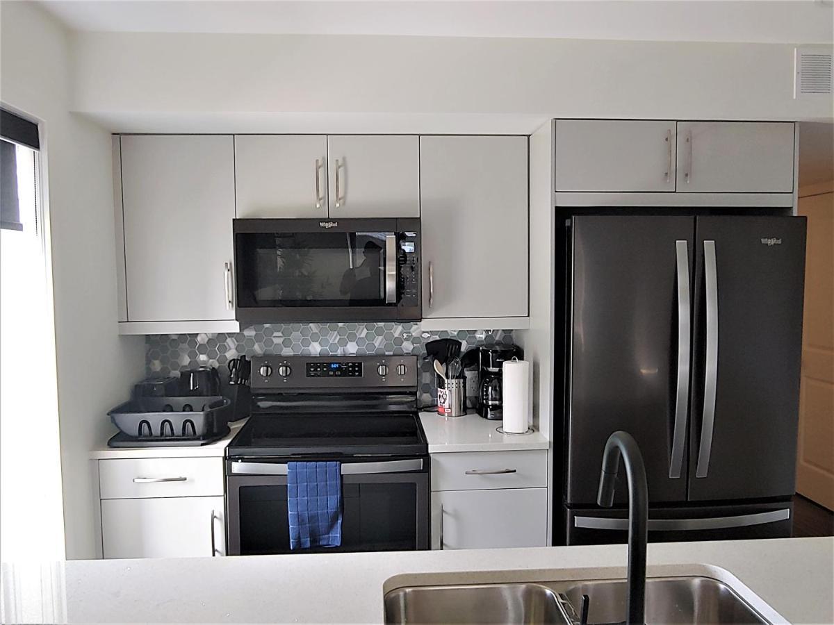 Serene 2 Bedroom Condo With Balcony And Lakeview Γουίνιπεγκ Εξωτερικό φωτογραφία